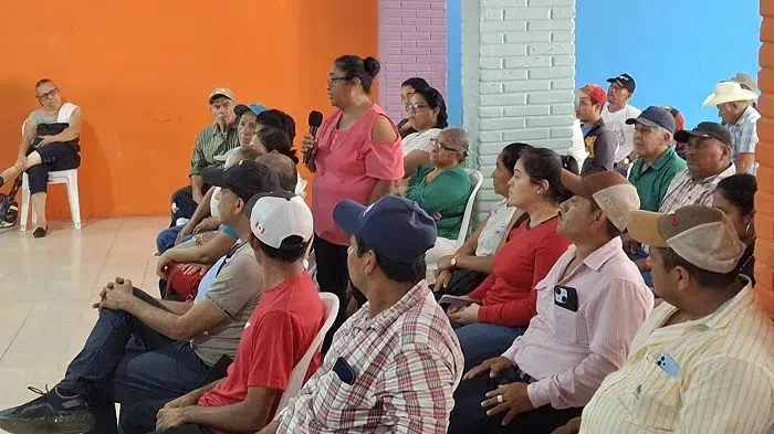 Durante el cabildo local, una pobladora expuso las principales necesidades de su sector ante las autoridades municipales