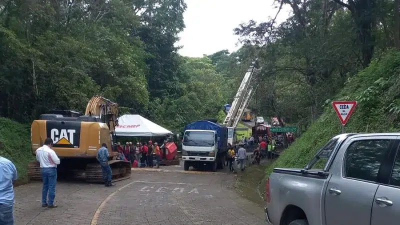 El tráfico vehicular hacia las comunidades de Camoapa se ha detenido en la comarca Potrero Alto por el deterioro del puente de esa comunidad