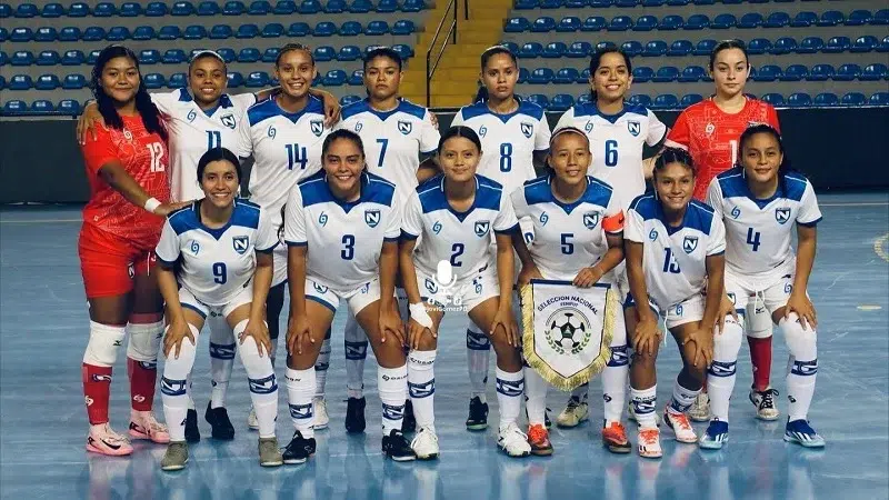 Denia Sofía García Picado junto a jóvenes del equipo de fútbol sala femenino, promoviendo el deporte y el trabajo en equipo