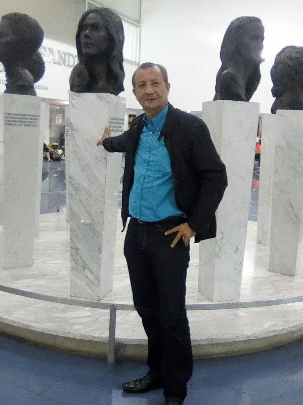 Osiel Salvador Medrano Pérez es docente de educación física desde 1983, dedicado con vocación a formar a nuevas generaciones. Su entusiasmo por el deporte, especialmente el béisbol, impulsa su misión de promover salud, disciplina y valores en la juventud.