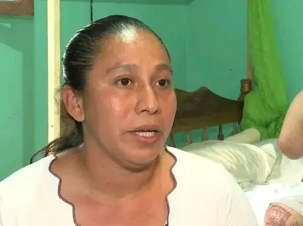 Jafet depende en gran medida del acompañamiento de su madre, doña Ruth Jiménez, quien se ha convertido en su principal apoyo para las tareas cotidianas