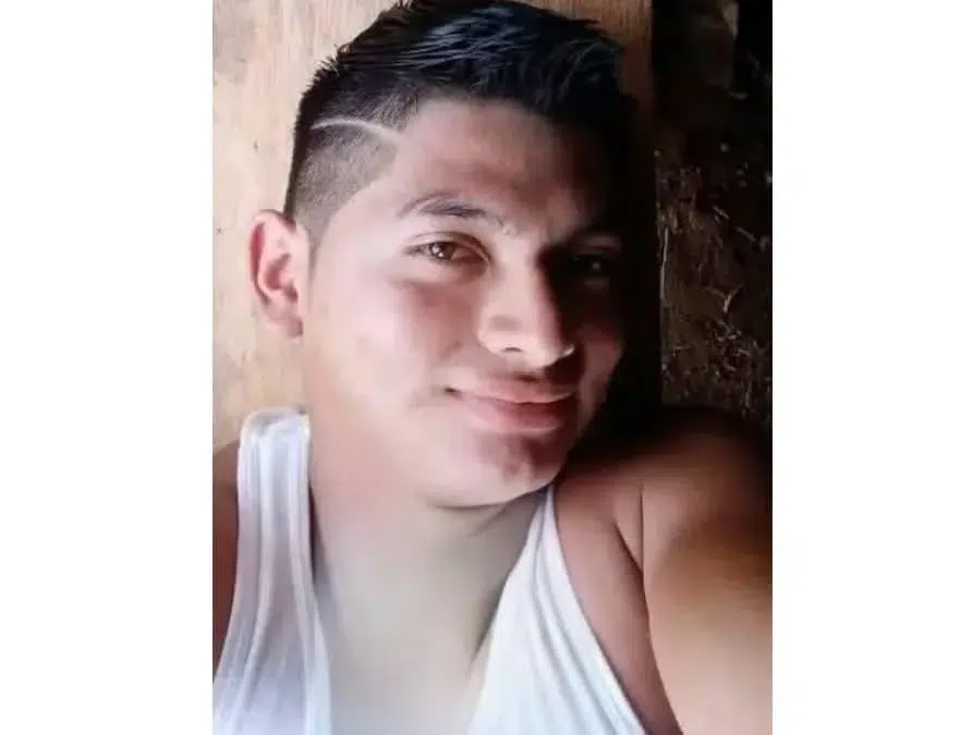Johnny Aguirre, de 24 años, murió la tarde de este jueves luego de sufrir graves lesiones al volcarse el camión en que viajaba en el sector conocido como Los Tubos, ubicado aproximadamente un kilómetro al norte del estadio municipal de Santo Domingo, Chontales.