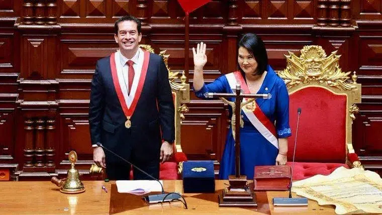 En Perú, Keiko Fujimori asume la presidencia